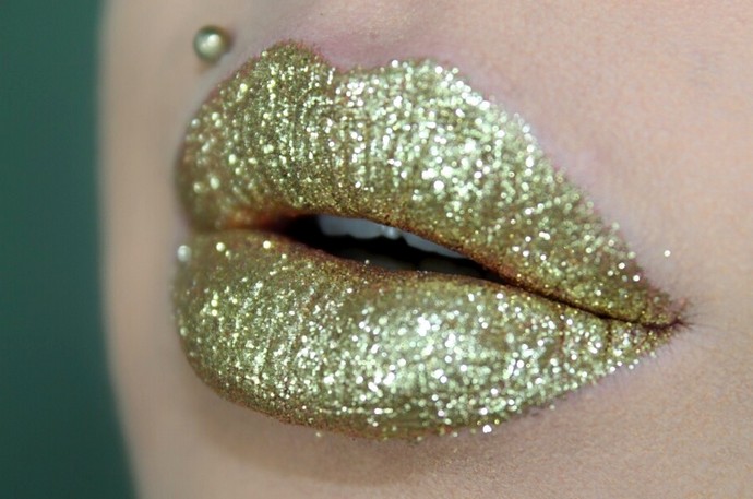 Dourado garante uma make super diferente e ousada (Foto: Reprodução)